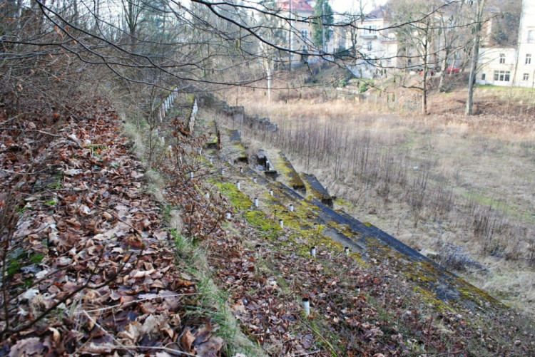Příroda pomalu stavbu pohlcuje