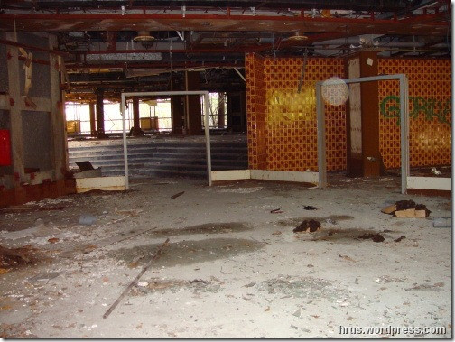 Pavilon A LVT - je libo do velkého sálu (přímo), nebo domalého (vpravo)?