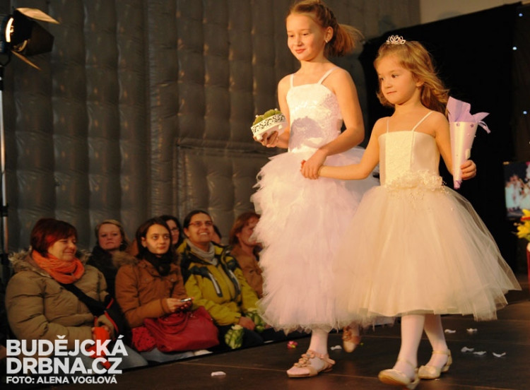 Holčičky si užily svou první zkoušku svatebních šatů