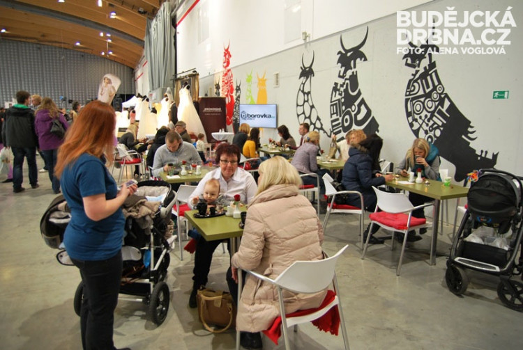 Odpočinout se dalo u šálku dobré kávy