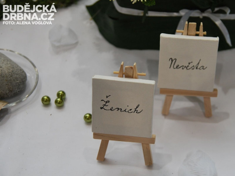 Pochytit se daly různé detaily na svatební stůl