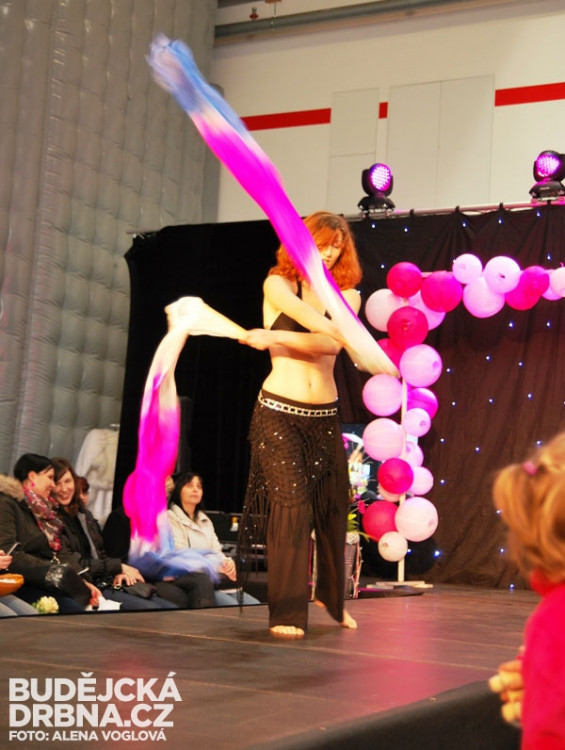 Taneční vystoupení s šátky