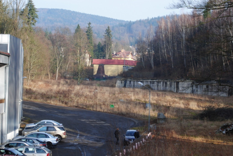 Pohled z Vítězné ulice, brzy možná budeme koukat na domy.