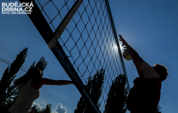 Beachvolejbal u Sportovní haly