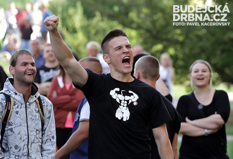 Demonstranti na sídlišti Máj