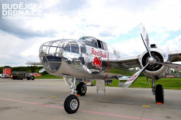 Flying Bulls leteckého týmu Red Bull na letišti v Plané