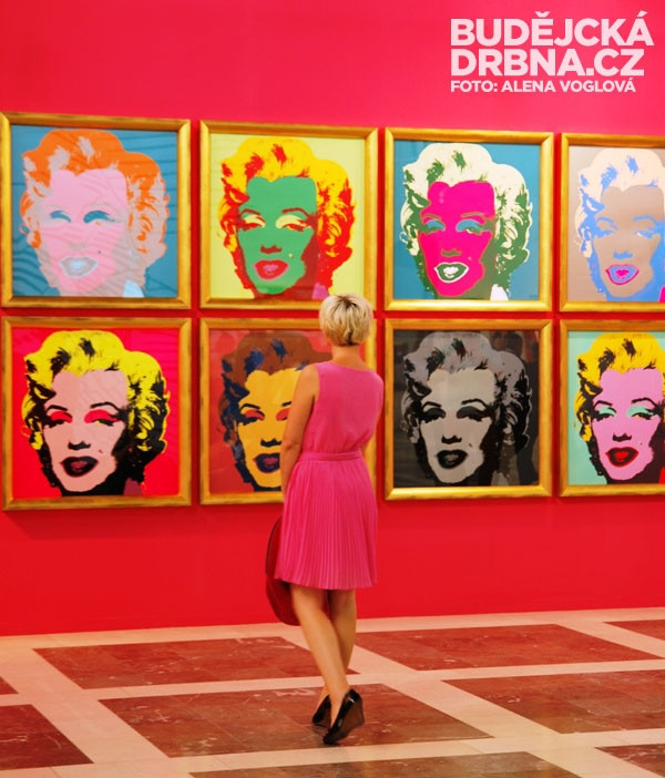 Návštěvníci výstavy Andyho Warhola barevně ladili