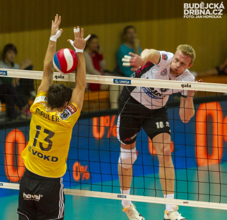 Smeč volejbalisty Jihostroje Michala Kriška