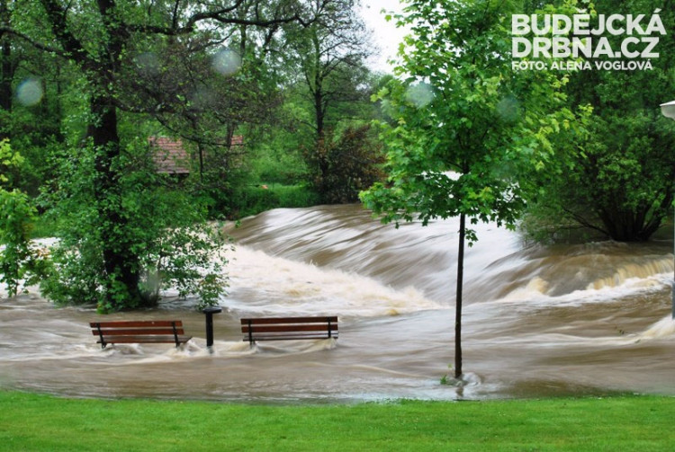 Splav u kaplického parku při povodních