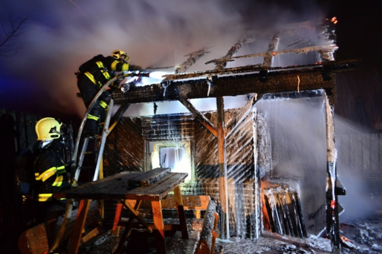 Rekreační chatku zničil oheň