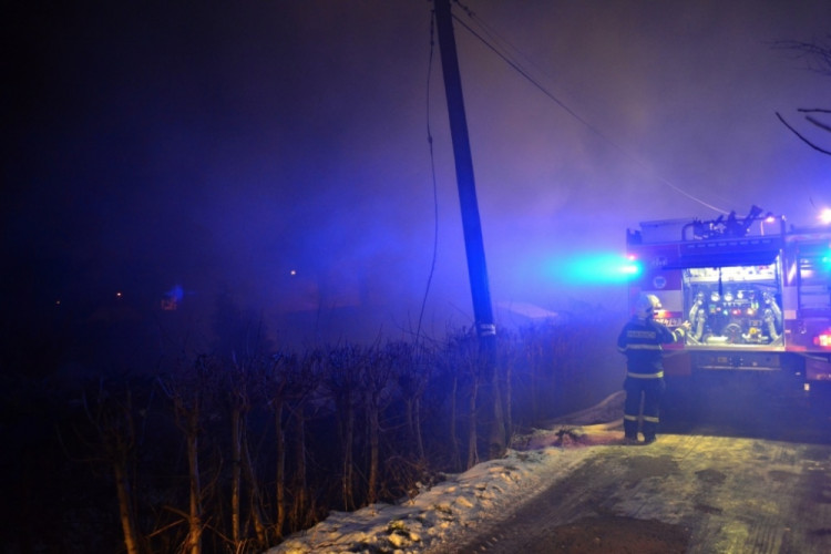 Rekreační chatku zničil oheň