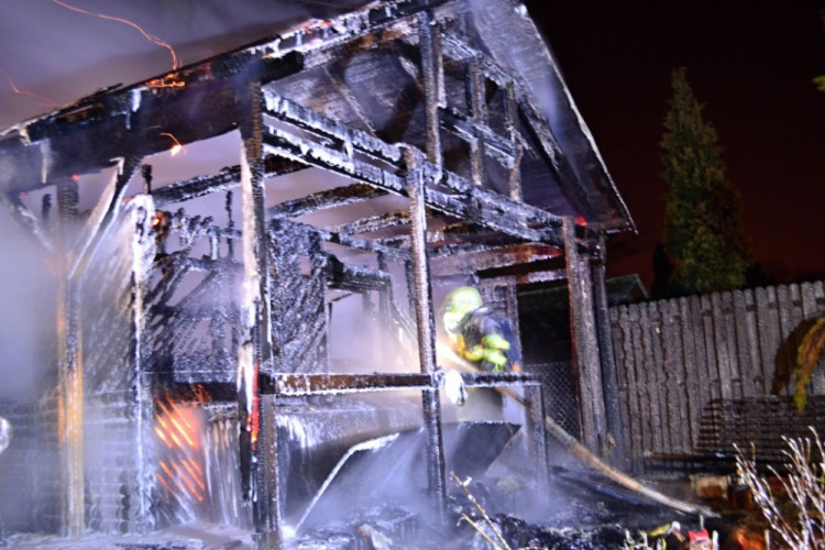 Rekreační chatku zničil oheň