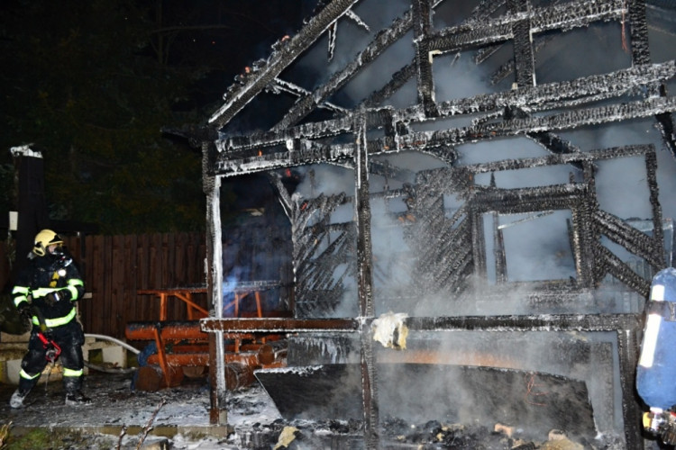 Rekreační chatku zničil oheň