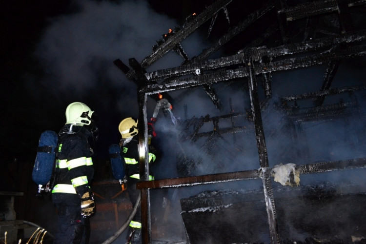 Rekreační chatku zničil oheň