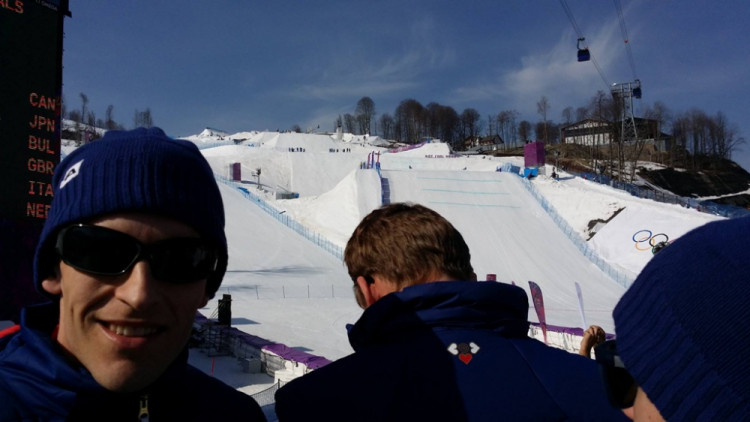 Skokan na lyžích Jan Matura na závodě ženského snowboardcrossu