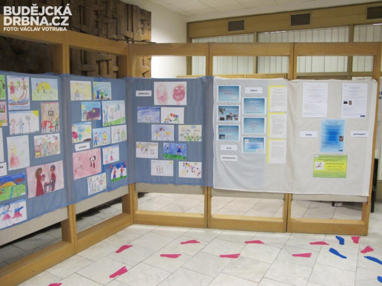 Výstava Ohromné maličkosti aneb malé kroky k velkým vztahům