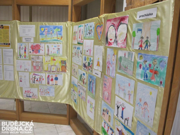 Výstava Ohromné maličkosti aneb malé kroky k velkým vztahům