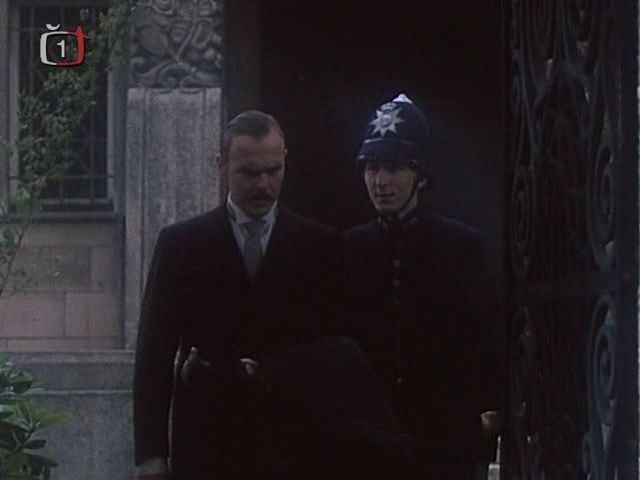 Vyštřovatel Vašut vychází z vily bývalého rozhlasu...