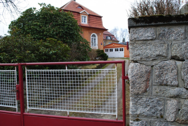 ...a vchod v současnosti