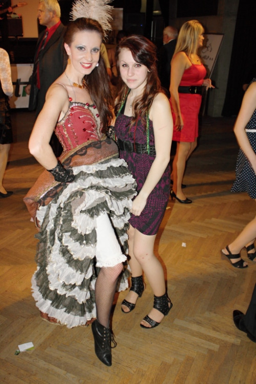 Moderátorka plesu Míša Jadrná, vlevo