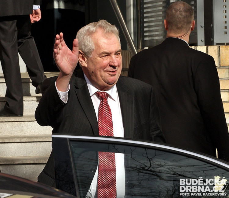 Miloš Zeman zdraví své příznivce, kteří se na něj přišli podívat před krajský úřad