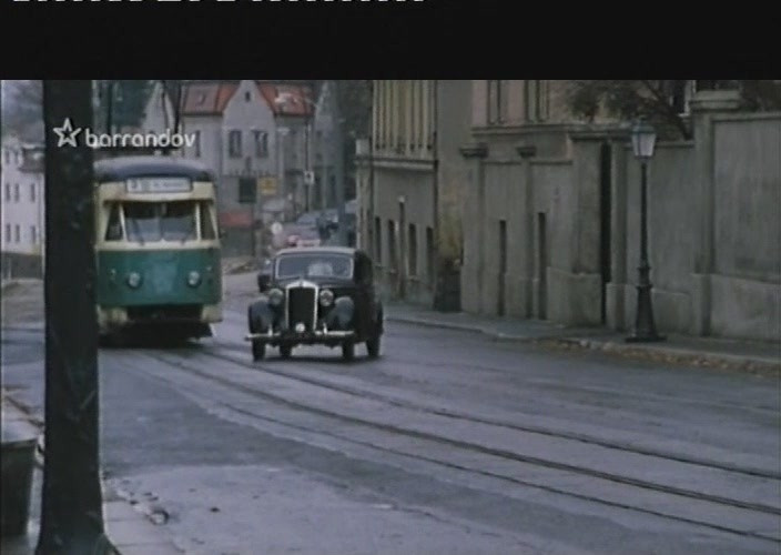 V seriálu se také několikrát ukáže tramvaj natřená na zeleno.