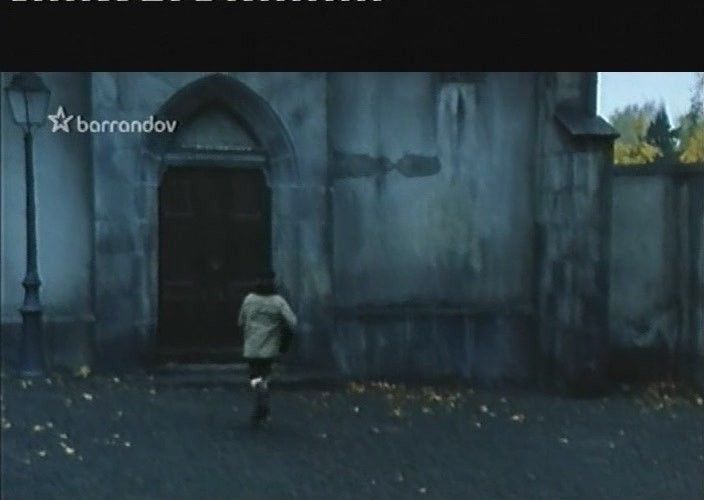 Ministrant Etienne přichází do kostela