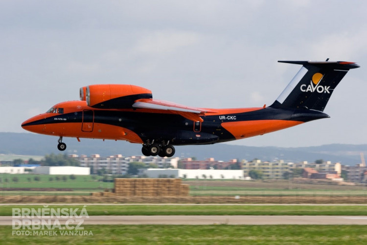 U letadla Antonov 74 na první pohled zaujmou jeho motory, foto: Brněnská Drbna, Marek Vanžura