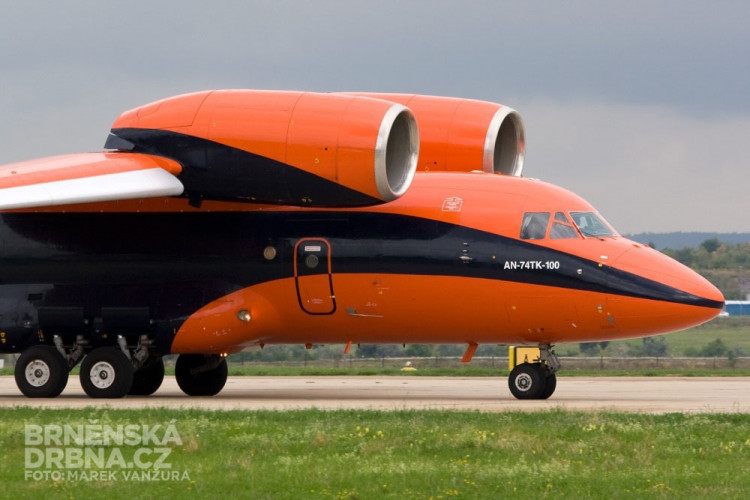 Detailní pohled na umístění motorů letadla Antonov 74, foto: Brněnská Drbna, Marek Vanžura
