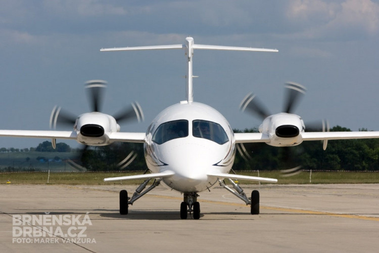 Nepříliš běžná konfigurace motorů v tlačném uspořádání, kdy jsou vrtule až za motory