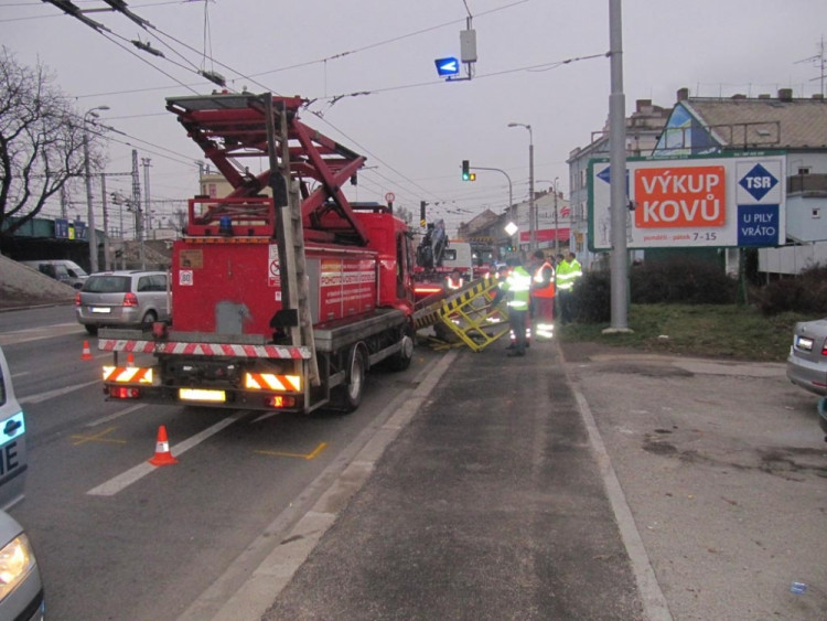 Náklaďák narazil u viaduktu do plošiny s dělníky