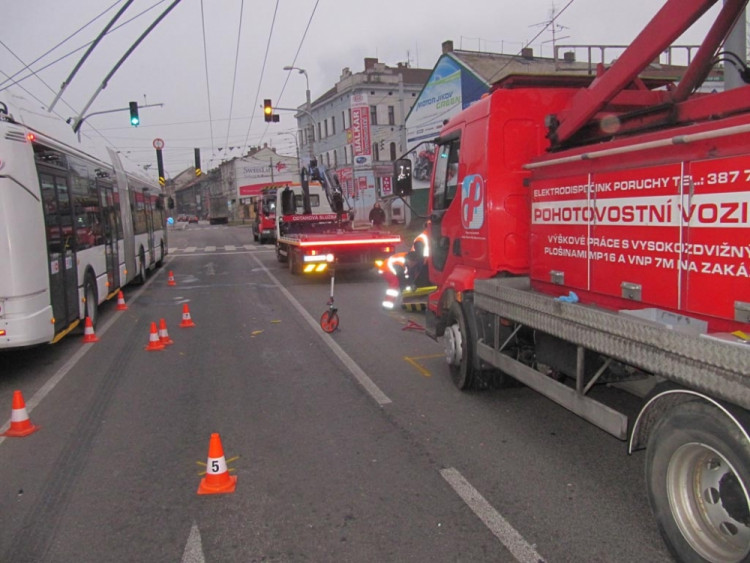 Náklaďák narazil u viaduktu do plošiny s dělníky