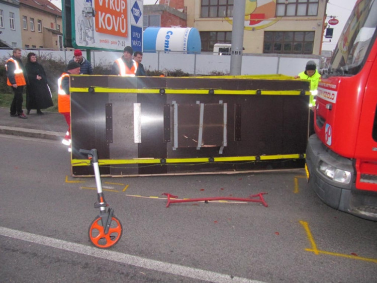 Náklaďák narazil u viaduktu do plošiny s dělníky