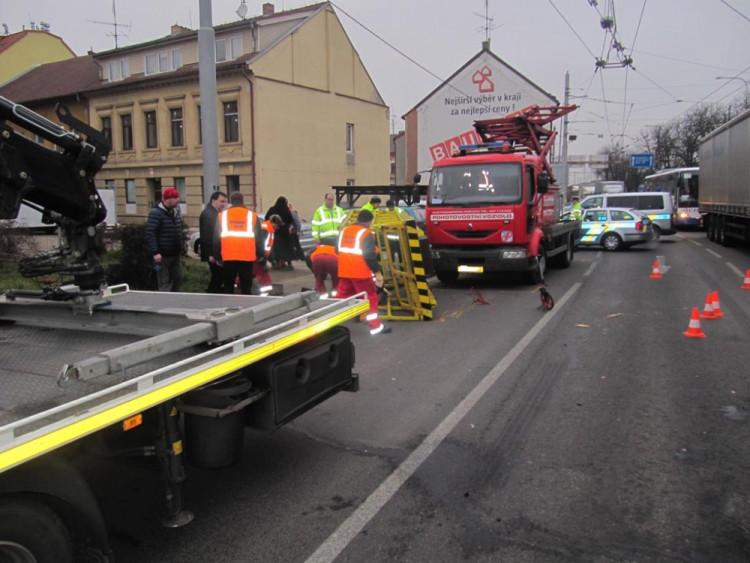 Náklaďák narazil u viaduktu do plošiny s dělníky
