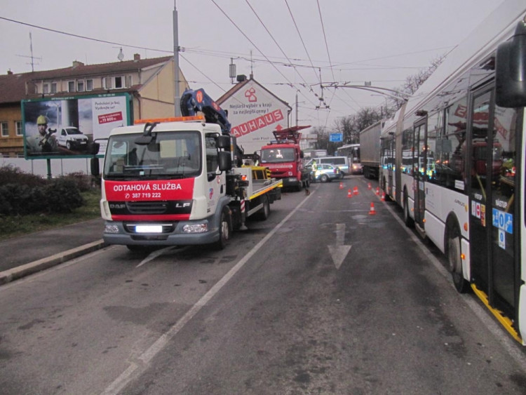 Náklaďák narazil u viaduktu do plošiny s dělníky