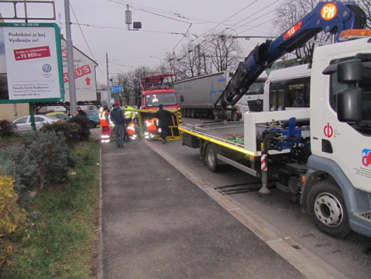 Náklaďák narazil u viaduktu do plošiny s dělníky