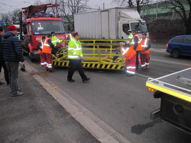 Náklaďák narazil u viaduktu do plošiny s dělníky