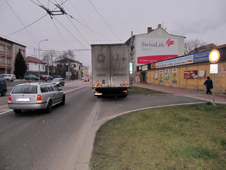 Náklaďák narazil u viaduktu do plošiny s dělníky