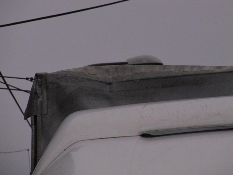 Náklaďák narazil u viaduktu do plošiny s dělníky