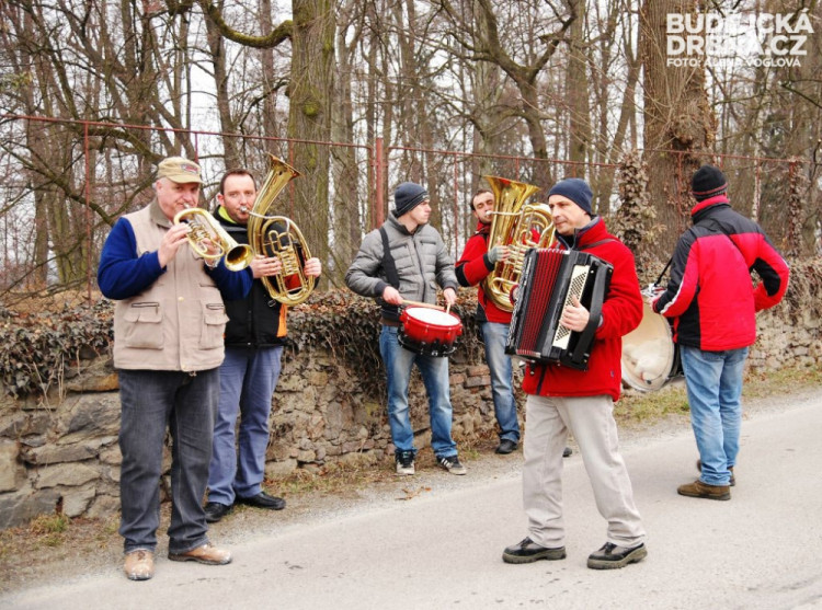 Každou koledu doprovázeli hudebníci