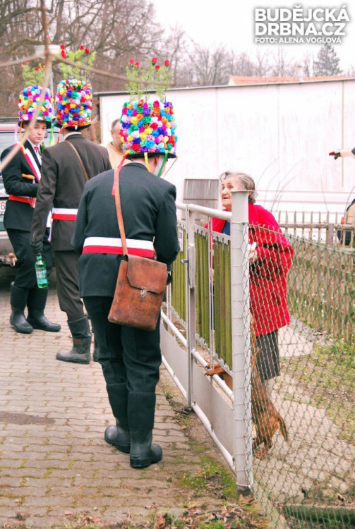 Koledníci u jednoho stavení