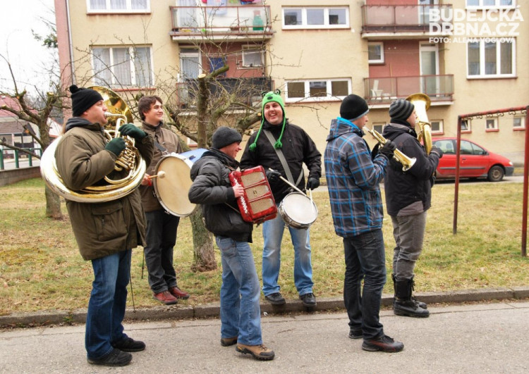 Koledníky doprovázela živá hudba