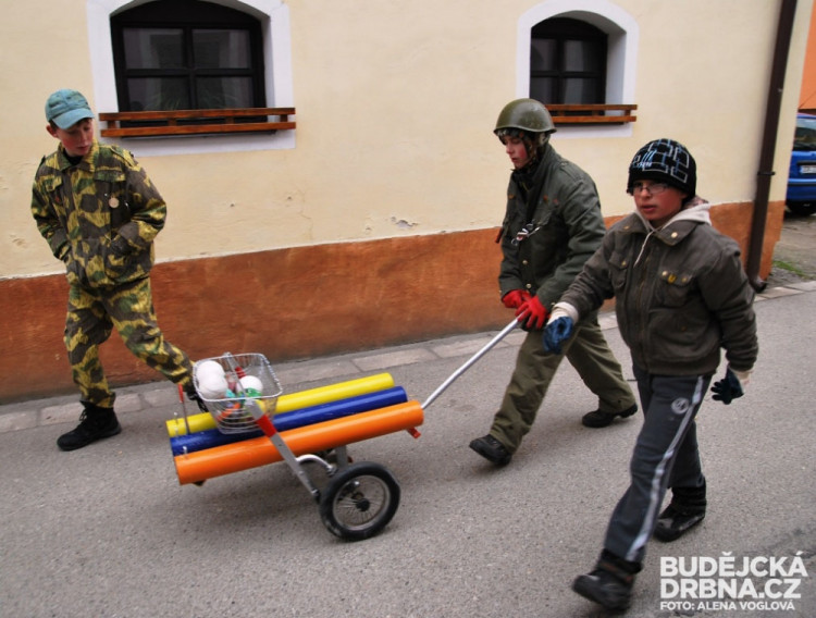 Koledy doprovázely rány z děl