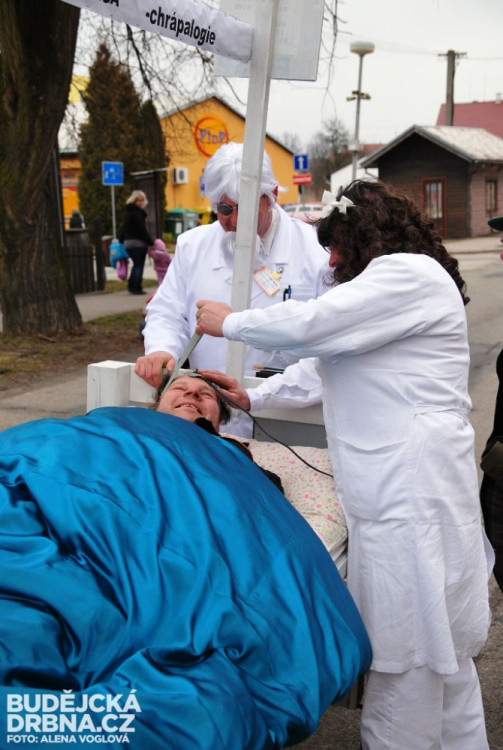 Postel na sny rozesmála okolí