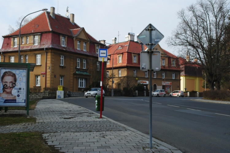 Jde o Žižkovo náměstí mezi kasárnami.