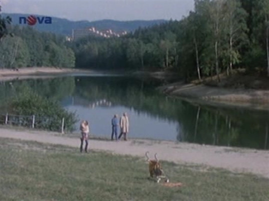 Učitel KArfík v jiném díle potká u přehrady kolegu Lamače.