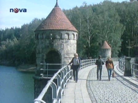 Hned v prvním díle se učitel Karfík prochází po přehradě.