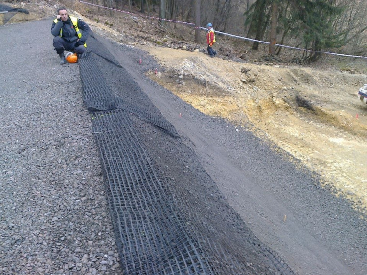 Oprava železniční trati u Křižan je v plném proudu