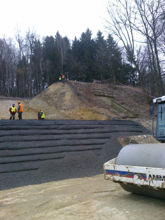 Oprava železniční trati u Křižan je v plném proudu