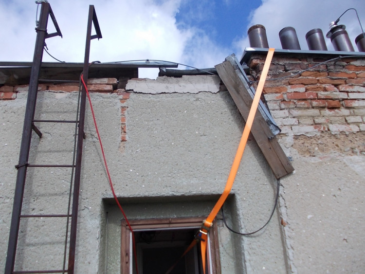 Hasiči zajišťují větrem utrženou střechu, foto: HZS JMK